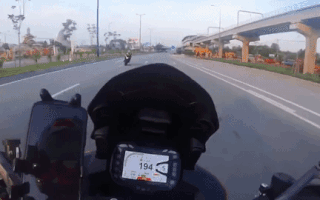 Video: Xuất hiện clip chạy xe tốc độ cao, bốc đầu ở đoạn đường cảnh sát từng bắt 13 mô tô