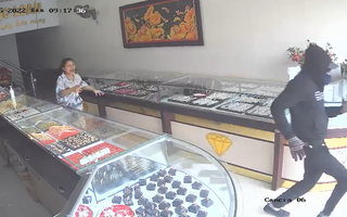 Video: Tạm giữ nghi phạm dùng dao và ‘súng nhựa’ đe dọa, cướp tiệm vàng ở Thanh Hóa