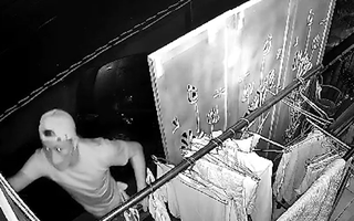 Video: Hình ảnh trộm vào nhà, rọi đèn lục lọi khắp nơi như chốn không người