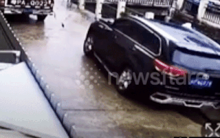 Video: 'Hố tử thần' kéo ô tô xuống kênh