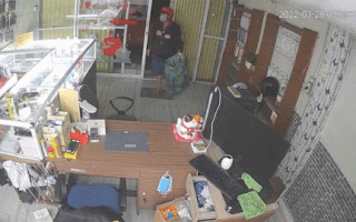 Video: Trộm mang bao tải dọn sạch tiệm điện thoại lúc rạng sáng