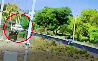 Video: Né xe đạp băng ngang đường, ô tô lộn nhiều vòng, 2 người tử vong
