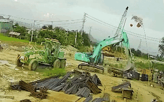 Video: Tạm giữ tài xế dùng xe cuốc đập nát ô tô có người ngồi bên trong