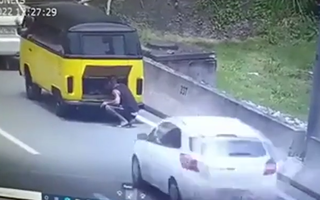 Video: Đang ngồi sửa xe bên đường, người đàn ông bị ô tô tông lăn quay