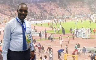Video: Bác sĩ FIFA qua đời sau khi cổ động viên Nigeria tràn vào sân đập phá