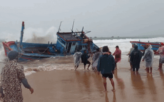 Video: Sóng 'rất lớn' đánh chìm hơn 60 tàu thuyền ở Phú Yên