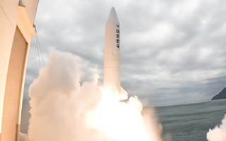 Video: Lần đầu tiên Hàn Quốc phóng tên lửa sử dụng nhiên liệu rắn lên vũ trụ