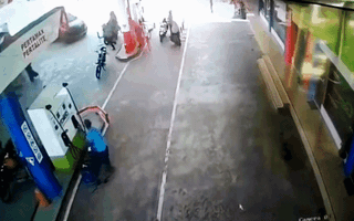 Video: Ô tô mất lái tông xe máy rồi lật nghiêng ở trạm xăng