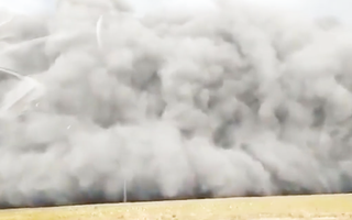 Video: Đám mây tro bụi khổng lồ cao nhiều mét càn quét miền Nam Paraguay