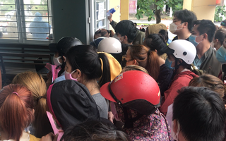 Video: Rất đông người dân Đà Nẵng chen nhau xin giấy xác nhận hết COVID-19