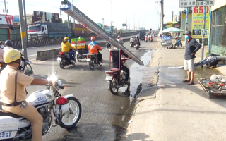 Video: ‘Ớn lạnh’ thanh niên vác nhiều thanh sắt dài gần 7m, chạy xe máy một tay