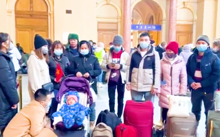 Video: 200 người Việt ở Ukraine đã sơ tán đến Hungary, được chào đón ấm áp