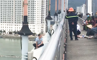 Video: Náo động trên cầu Thuận Phước vì người đàn ông dừng ô tô, đòi nhảy xuống sông Hàn