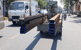 Video: Nhiều xe nhỏ chở hàng 'khủng' vẫn tung hoành TP.HCM