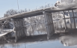 Video: Xe tải từ trên cầu lao xuống sông, tài xế ngồi trên nóc cabin chờ cứu hộ