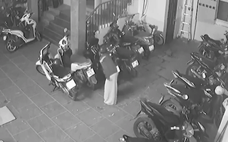 Video: Hình ảnh trích xuất camera nữ nghi phạm châm lửa đốt nhà trọ, 1 người chết, 5 người bị thương