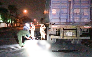 Video: Tử vong do húc vào đuôi xe container đang đậu trong khu công nghiệp vào ban đêm