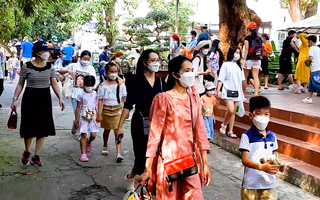 Video: Thảo Cầm Viên quá tải vì hàng ngàn người dân đổ về chơi lễ