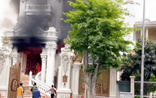 Video: Biệt thự ‘khủng’ ở Cẩm Phả, Quảng Ninh bốc cháy dữ dội