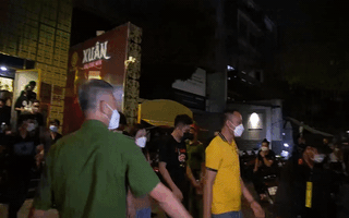 Video: Kiểm tra quán bar ở TP.HCM vào rạng sáng, tiếp tục đưa nhiều người về trụ sở để điều tra