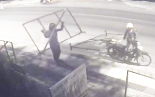 Video: Bức xúc với nạn trộm vặt, hàng rào lưới B40 cồng kềnh cũng gỡ