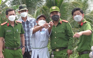 Video: Tạm giữ nghi can trong vụ án xác chết bị dìm dưới vuông tôm