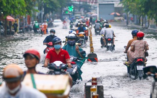 Video: Người dân TP.HCM bì bõm lội nước sau cơn mưa kéo dài hơn 30 phút