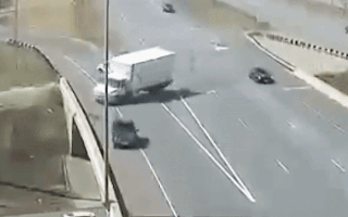 Video: Xe tải lao vào thành cầu rồi bốc cháy ngùn ngụt sau va chạm với ô tô