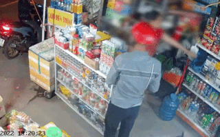 Video: Giả vờ mua đồ, giật phăng sợi dây chuyền trên cổ chủ tiệm tạp hóa