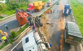 Video: Hiện trường xe container 'chổng vó', chắn ngang trên cao tốc TP.HCM - Trung Lương
