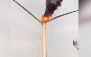 Video: Trụ điện gió ở Đắk Lắk bốc cháy ngùn ngụt