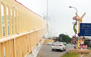 Video: Sau nhiều phản ứng, yêu cầu tháo dỡ 'hàng rào nhà tù' trang trí lan can cầu Đại An
