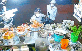 Video: Kỳ lạ 2 người đàn ông đến cửa hàng bán hải sản lấy cắp 'một con tôm hùm' đã luộc chín