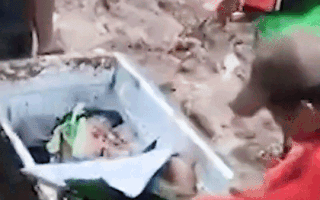 Video: Lở đất kinh hoàng, cha chết, mẹ và em trai mất tích, cháu bé trốn vào tủ lạnh nên sống sót