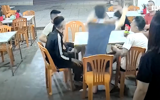 Video: Nữ chủ quán ăn bị nhóm thanh niên dùng ghế tấn công ở Hà Tĩnh