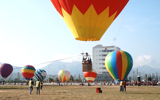 Video: Hàng ngàn người chiêm ngưỡng khinh khí cầu tại Kon Tum