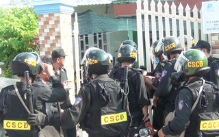 Video: Huy động nhiều cảnh sát cơ động vây bắt người tạt axit nam thanh niên, cố thủ cả đêm trong phòng trọ
