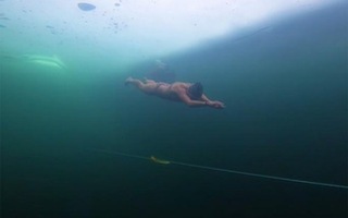 Video: Công bố kỷ lục thế giới của nữ vận động viên bơi 90 mét dưới lớp băng dày