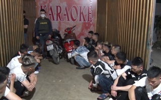 Video: Phát hiện 36 người mang theo dao phóng lợn đến quán karaoke 'bay lắc'