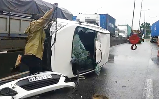 Video: Container húc ô tô lật nhào trên xa lộ Hà Nội