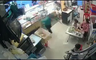 Video: Xe 'điên' tông thẳng vào tiệm bánh mì làm 6 người bị thương ở Đà Nẵng