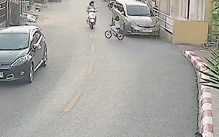 Video: Bé gái đạp xe lao ra từ trong hẻm khiến người phụ nữ đi xe máy té ngã gãy chân