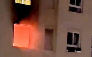 Video: Sau tiếng cự cãi, khói lửa bốc ra từ căn hộ chung cư ở quận 12