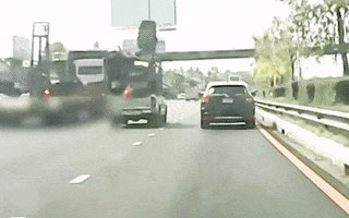 Video: Người đi xe máy suýt gặp tai họa do tài xế xe tải bất cẩn
