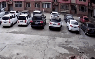 Video: Mái tôn 'từ trên trời rơi xuống' đè bẹp hàng chục ô tô tại chung cư