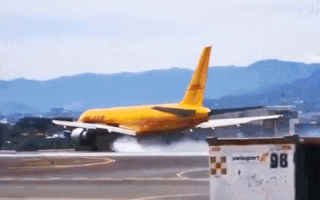 Video: Khoảnh khắc máy bay trượt khỏi đường băng, gãy làm đôi ở Costa Rica