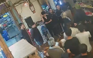 Video: Triệu tập nhóm người bắt nhân viên quán nhậu xếp hàng, khoanh tay để hành hung