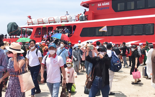 Video: 400 hành khách đầu tiên từ Đà Nẵng đã đến đảo Lý Sơn sau gần 3 tiếng đi tàu