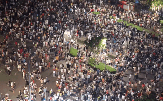 Video: Hàng ngàn người dân đổ về trung tâm TP.HCM xem pháo hoa