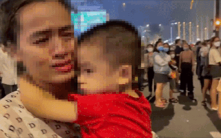 Video: Đôi vợ chồng trẻ may mắn tìm được con trai 2 tuổi bị lạc khi xem pháo hoa ở TP.HCM